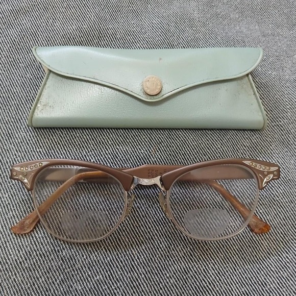 The Unbranded Brand Accessories - Vintage 1960s brown metal horn rim glasses
